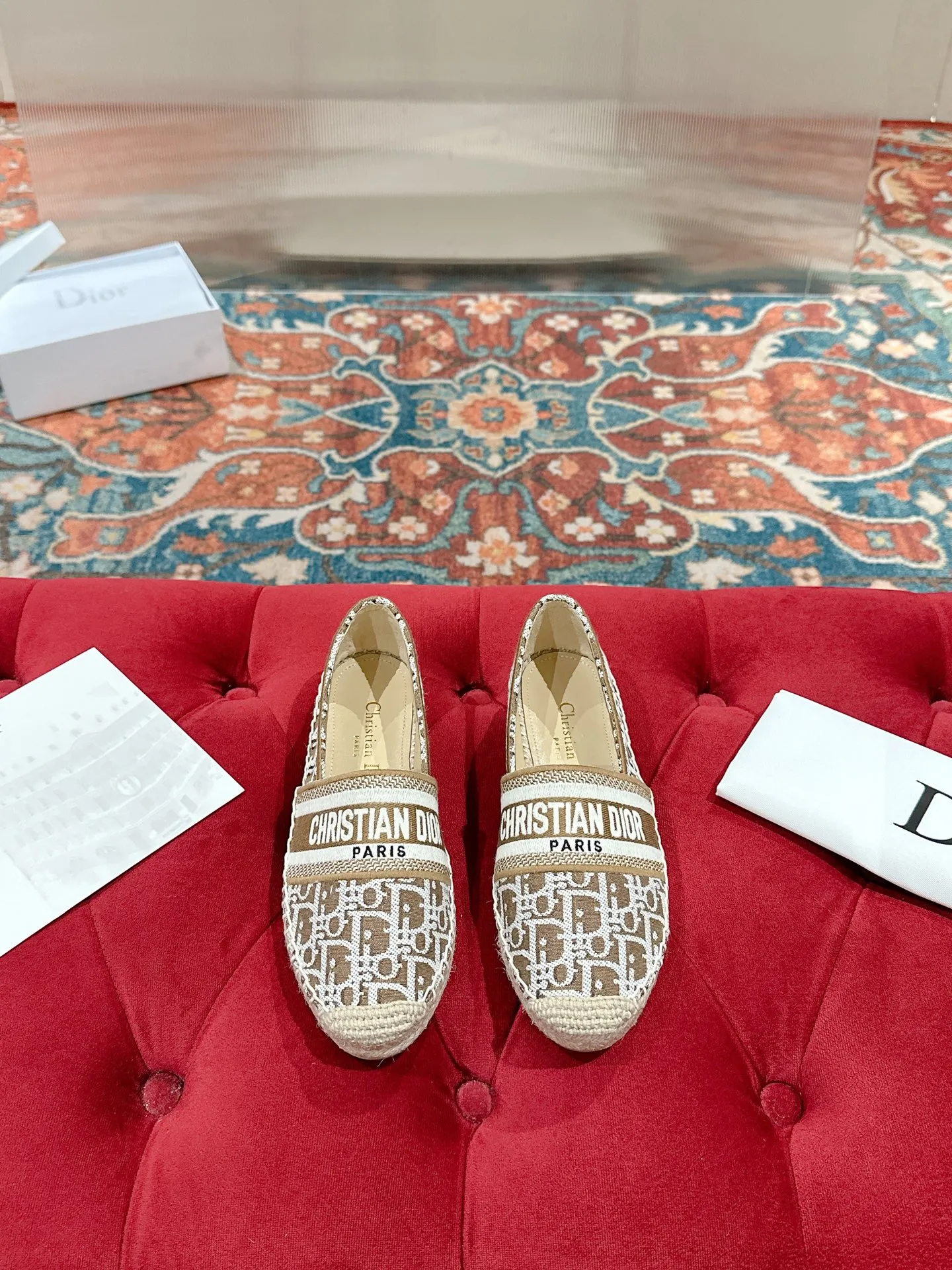 👟👟Ex-factory price 440👟👟 Dior DIOR's new popular early spring fisherman shoes 🆕 Simple, elegant and fashionable, timeless and timeless, it is a classic that will never fade away in the fashion circle, retro fisherman shoes. Original hand-woven surface, electric embroidery technology! Specific cloth surface and rubber outsole. Code number: 35-39 (40.41 customized, non-refundable)